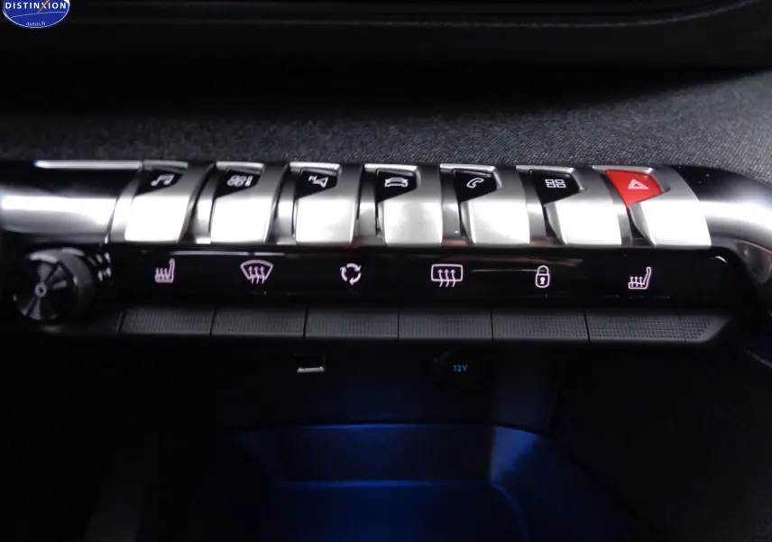 Gros plan sur la rangée de boutons argentés et noirs de la console centrale du Peugeot 3008 noir métal 2023.