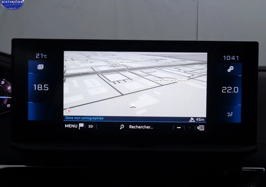 Écran tactile central du Peugeot 3008 noir métal 2023 affichant la navigation et la climatisation digitale.