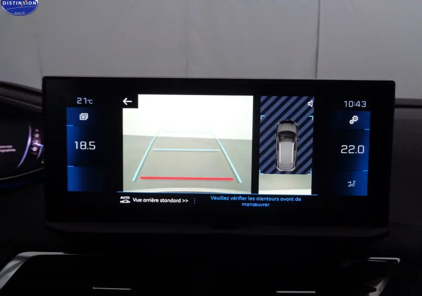 Écran multimédia du Peugeot 3008 2023 affichant la caméra de recul et la température intérieure à 18,5°C et 22°C.