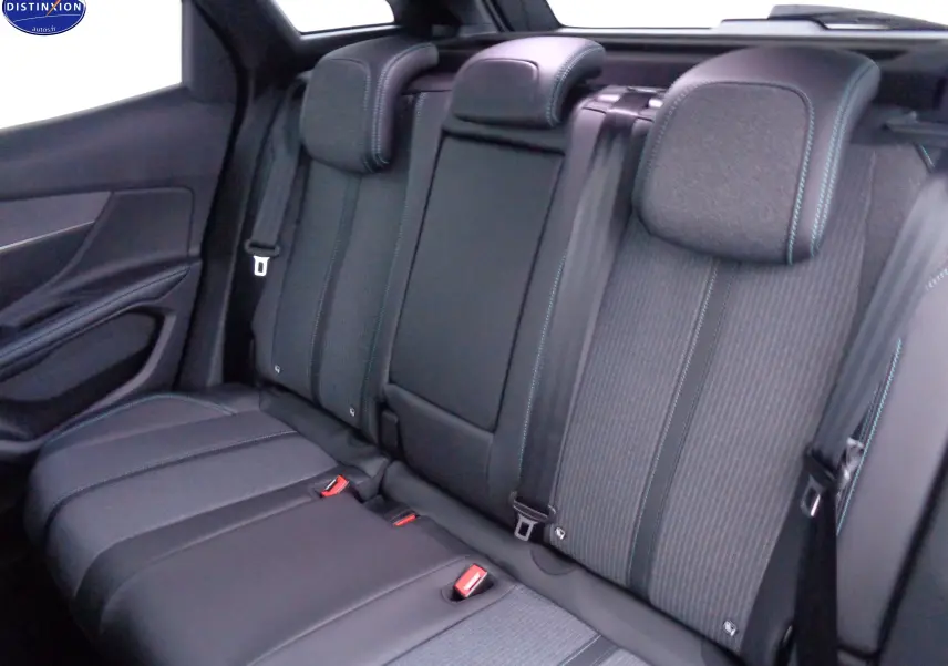 Vue intérieure arrière des sièges noirs avec surpiqûres bleues du Peugeot 3008 2023 finition Allure Pack.