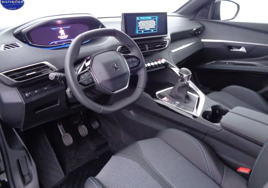 Intérieur du Peugeot 3008 2023, vue côté conducteur, volant compact, écran tactile et levier de vitesse manuelle visibles.