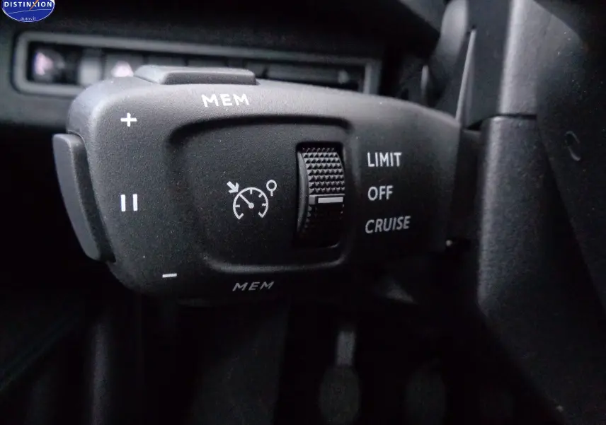 Gros plan sur la commande de régulateur de vitesse du Peugeot 3008 noir métal, avec boutons MEM et sélecteur LIMIT/OFF/CRUISE.
