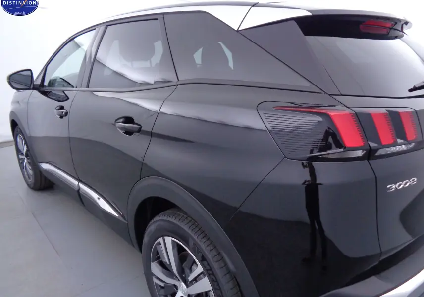 Vue 3/4 arrière droite du Peugeot 3008 noir métal avec feux arrière à effet griffes distinctifs.
