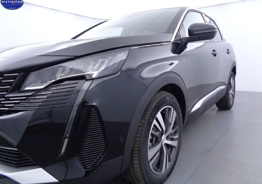 Vue 3/4 avant droit du Peugeot 3008 noir métal 2023 avec ses phares LED et jantes alliage biton.