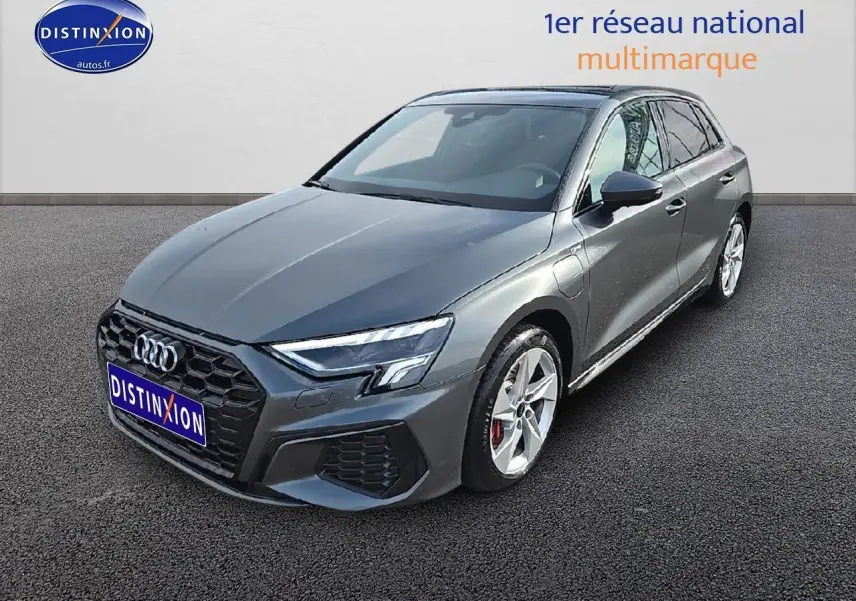 Audi A3 Sportback gris Daytona vue 3/4 avant droit avec jantes 5 branches et calandre noire hexagonale.