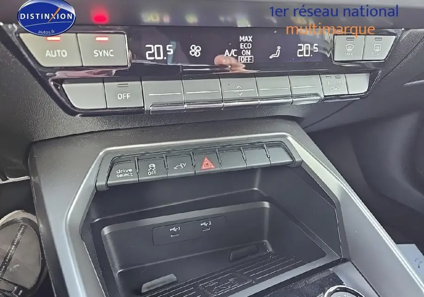 Vue rapprochée de la console centrale de l'Audi A3 Sportback 45 TFSI e 245 S line 2024 avec commandes clim et ports USB.