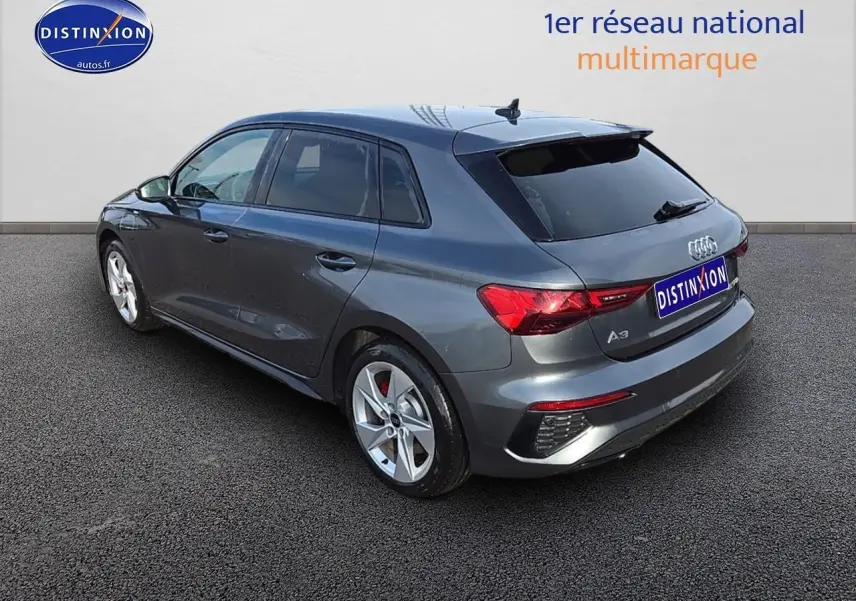 Audi A3 Sportback gris Daytona vue 3/4 arrière droit avec jantes alliage et feux LED distinctifs