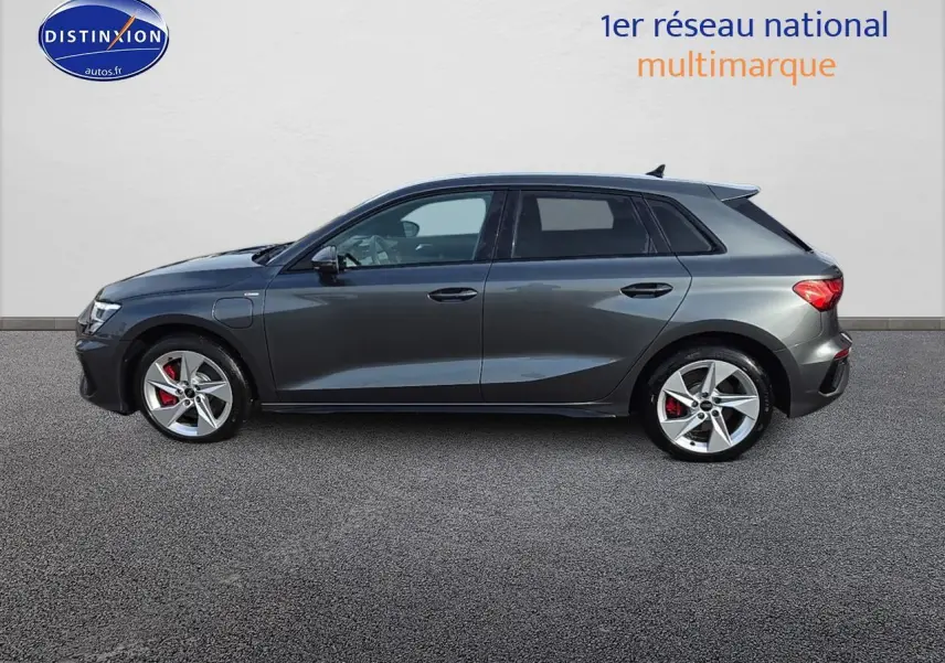 Audi A3 Sportback 45 TFSI e gris Daytona vue de profil côté gauche avec jantes 17 pouces et étriers rouges.