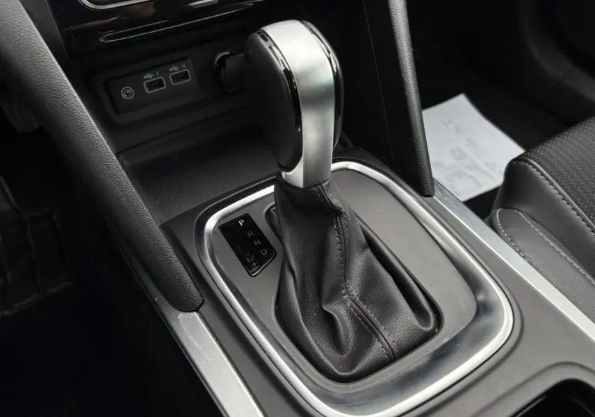 Le levier de boîte automatique gris et noir de la Renault Mégane Break BlueDCI 115 EDC Techno, vue rapprochée centrale.