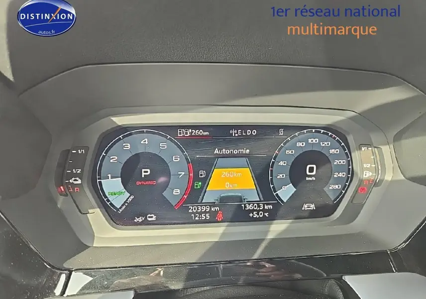 Tableau de bord numérique de l'Audi A3 Sportback 2024 affichant l'autonomie et la vitesse à 0 km/h.