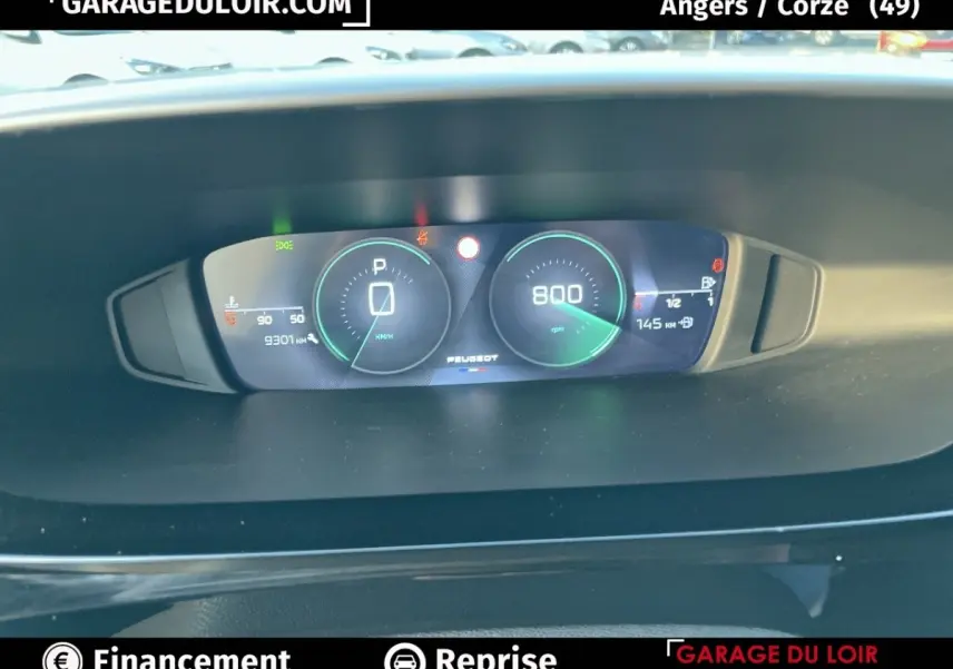 Tableau de bord numérique de Peugeot 308 1.5 BlueHDi 130 Auto8 Allure 2024, affichage digital clair en intérieur.