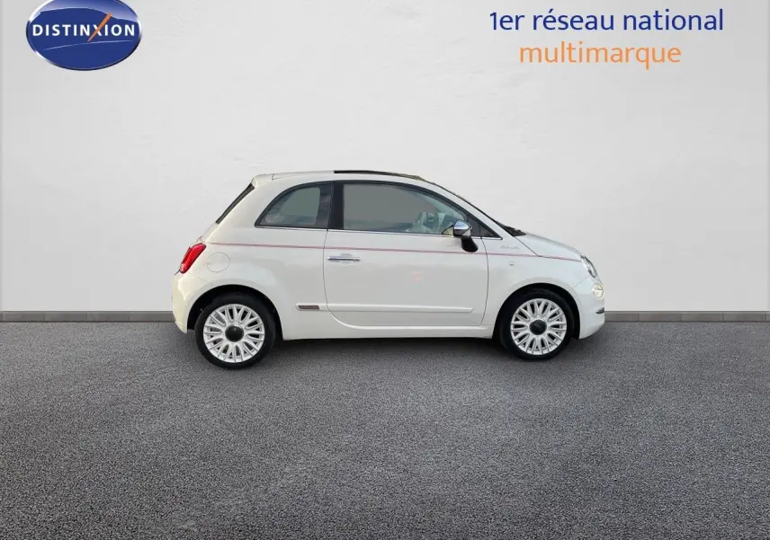 Profil droit d'une FIAT 500 blanche 2022 en version 1.0 HYBRID 70CH DOLCEVITA, compacte et élégante.
