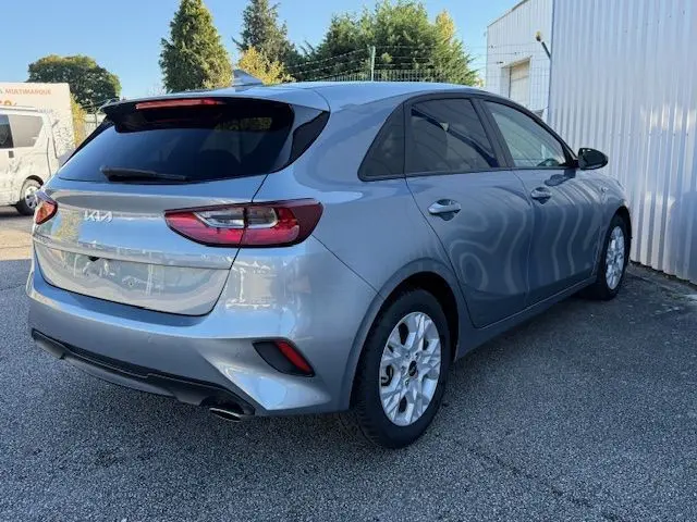Vue 3/4 arrière droite d'une KIA CEE'D argent lunaire 2024 avec feux arrière LED et jantes alliage.