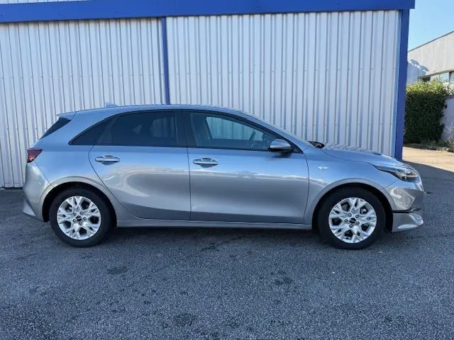 Profil côté droit d'une KIA CEE'D 2024 argent lunaire, mettant en valeur ses lignes fluides et ses jantes alliage.