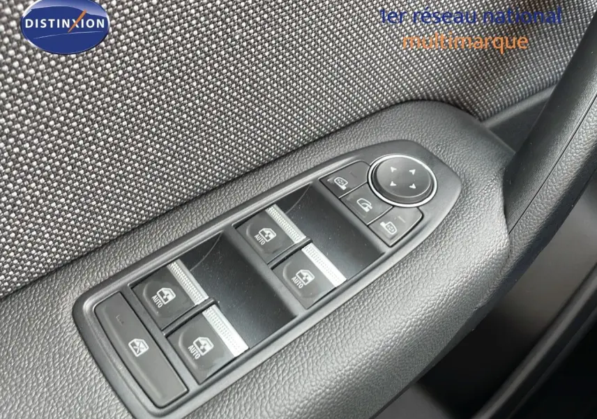 Gros plan sur les commandes de lève-vitres et rétroviseurs côté conducteur du Renault Captur gris cassiopée 2025.