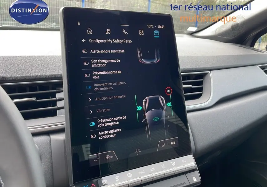 Vue intérieure du tableau de bord du Renault Captur 2025 avec écran tactile central affichant les aides à la conduite.