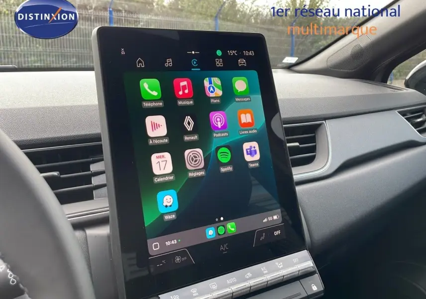 Écran tactile central vertical affichant les applications connectées dans l'habitacle du Renault Captur hybride 2025.