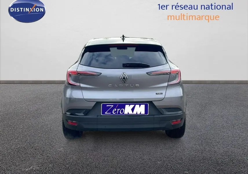 Vue arrière du Renault Captur E-Tech hybride gris Cassiopée métal avec toit noir, immatriculé Zero KM.