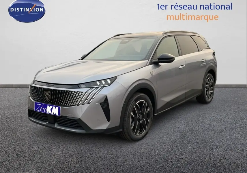 Peugeot 5008 Hybrid 136ch GT gris Artense métal avec toit noir, vue 3/4 avant droit sur fond neutre.