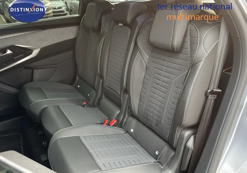 Vue intérieure côté droit des sièges arrière en cuir noir et tissu gris du Peugeot 5008 Hybrid 136ch GT 2025.