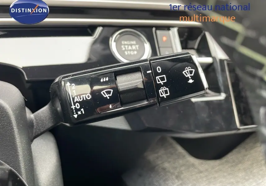 Gros plan sur la commande des essuie-glaces du Peugeot 5008 Hybrid gris Artense métal avec tableau de bord noir brillant.
