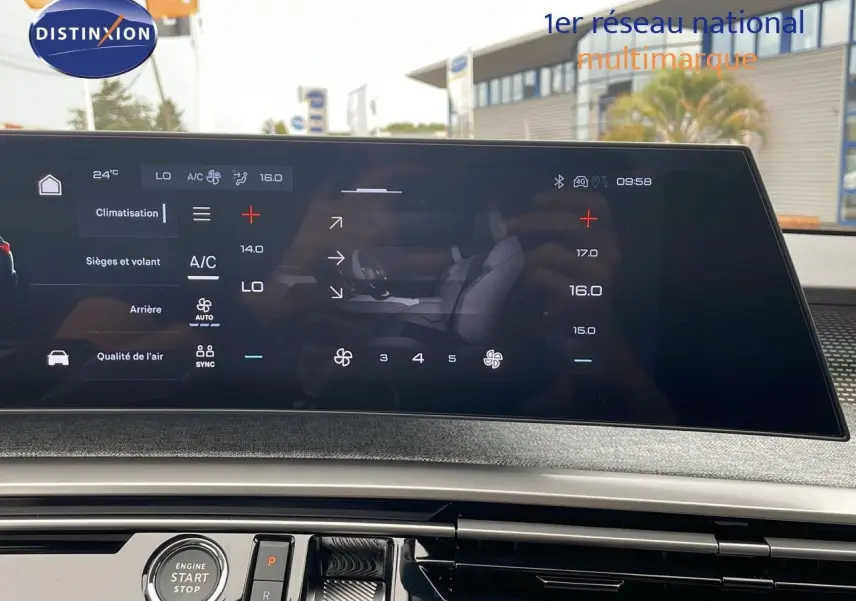 Écran tactile du tableau de bord du Peugeot 5008 Hybrid 2025 affichant les réglages de climatisation et sièges.