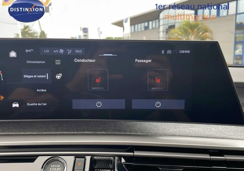 Écran tactile central du Peugeot 5008 Hybrid 136ch GT 2025 montrant les réglages des sièges chauffants conducteur et passager.