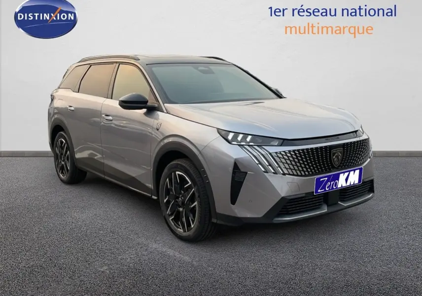 Peugeot 5008 hybride gris Artense avec toit noir, vue 3/4 avant mettant en valeur sa calandre distinctive et ses jantes noires.