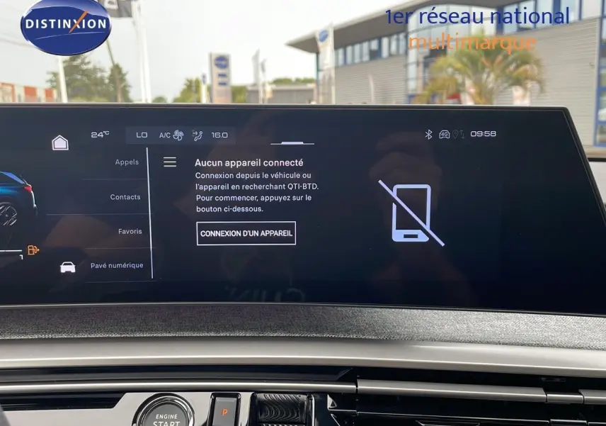 Écran tactile central du Peugeot 5008 Hybrid 136ch GT 2025 affichant la connexion Bluetooth inactive.