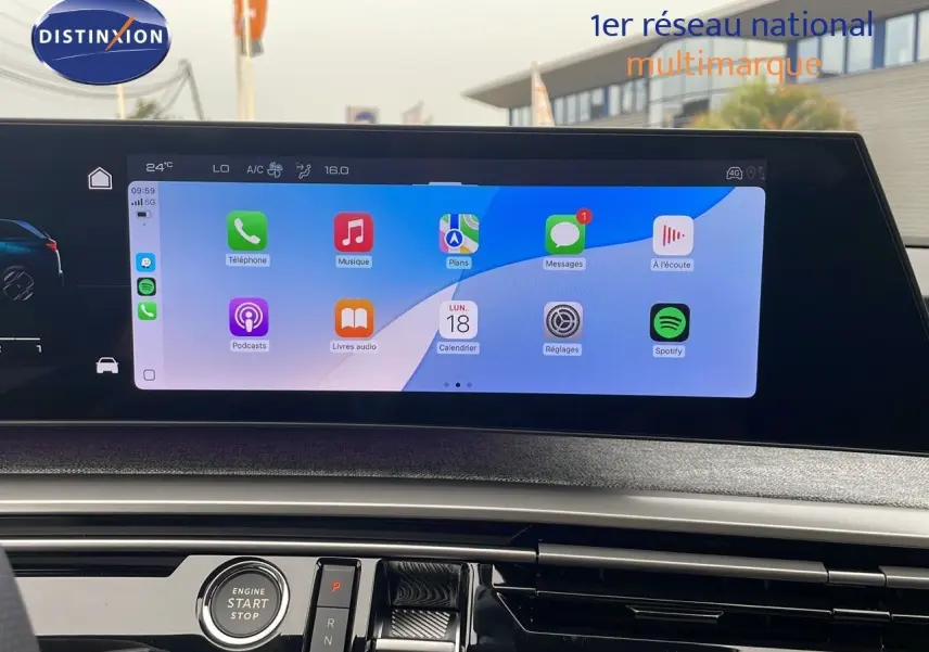 Écran tactile central affichant les applications connectées dans l'habitacle du Peugeot 5008 gris Artense 2025.