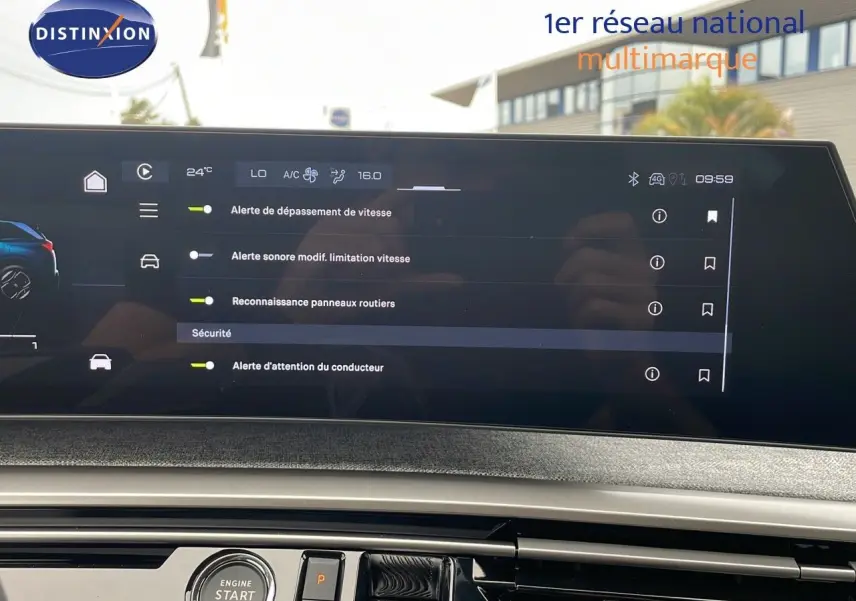 Écran tactile du tableau de bord du Peugeot 5008 Hybrid gris artense, affichant les alertes de sécurité conducteur.