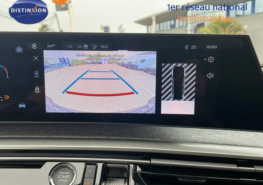 Écran tactile du tableau de bord du Peugeot 5008 Hybrid gris, affichant la caméra de recul en vue arrière.