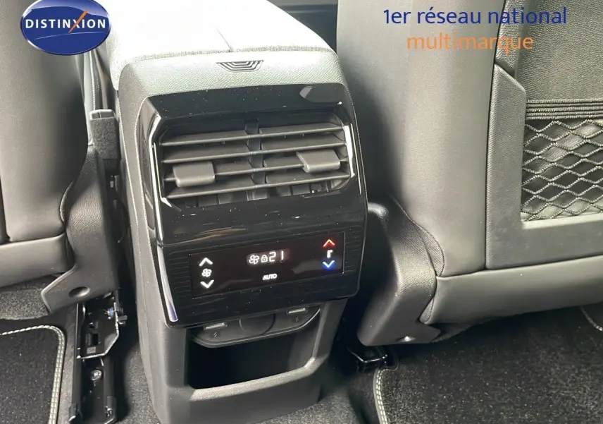 Vue rapprochée de la console arrière du Peugeot 5008 gris Artense, avec commandes de climatisation tactile et aérateurs.