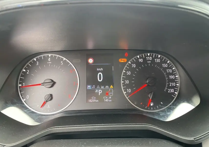 Tableau de bord de Renault Clio V gris Highland, affichant compte-tours, vitesse à zéro et jauge carburant.