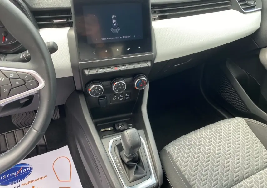 Intérieur Renault Clio V TCE 90 Evolution X-Tronic 2023, vue centrale sur console, volant et sièges tissu noir.