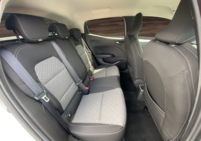 Vue intérieure arrière montrant les sièges arrière en tissu noir et gris de la Renault Clio V TCE 90 Evolution 2023.