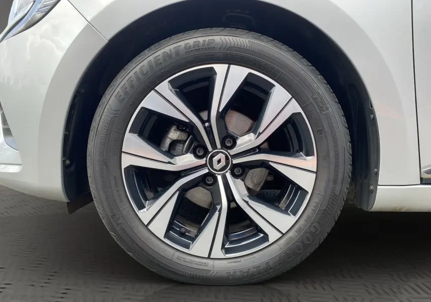 Gros plan sur la jante alliage 16 pouces de la Renault Clio V gris Highland, avec logo Renault au centre.