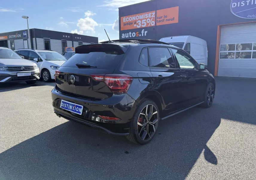 Volkswagen Polo GTI noire vue 3/4 arrière droit, avec jantes alliage 18 pouces et logo GTI sur hayon.