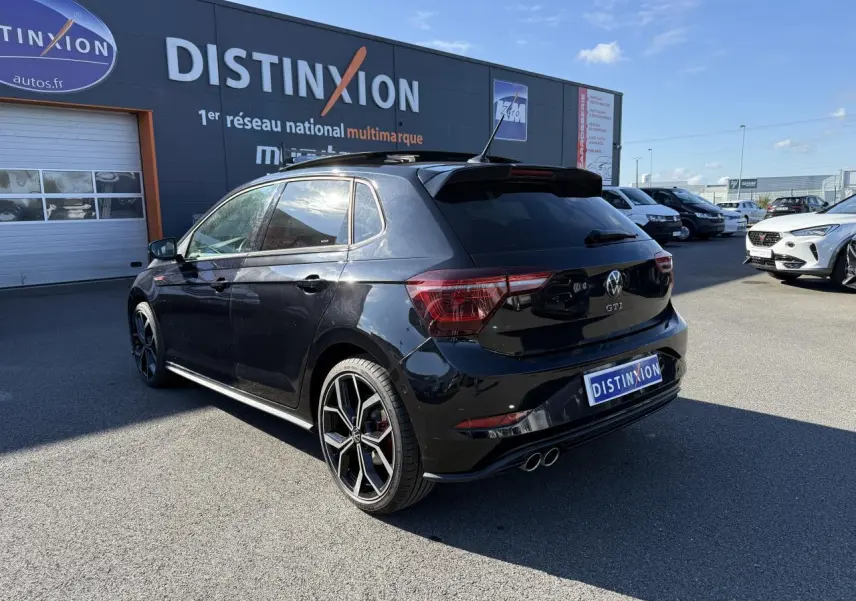 Volkswagen Polo GTI noire vue 3/4 arrière droit avec jantes alliage 18 pouces et double sortie d'échappement chrome.