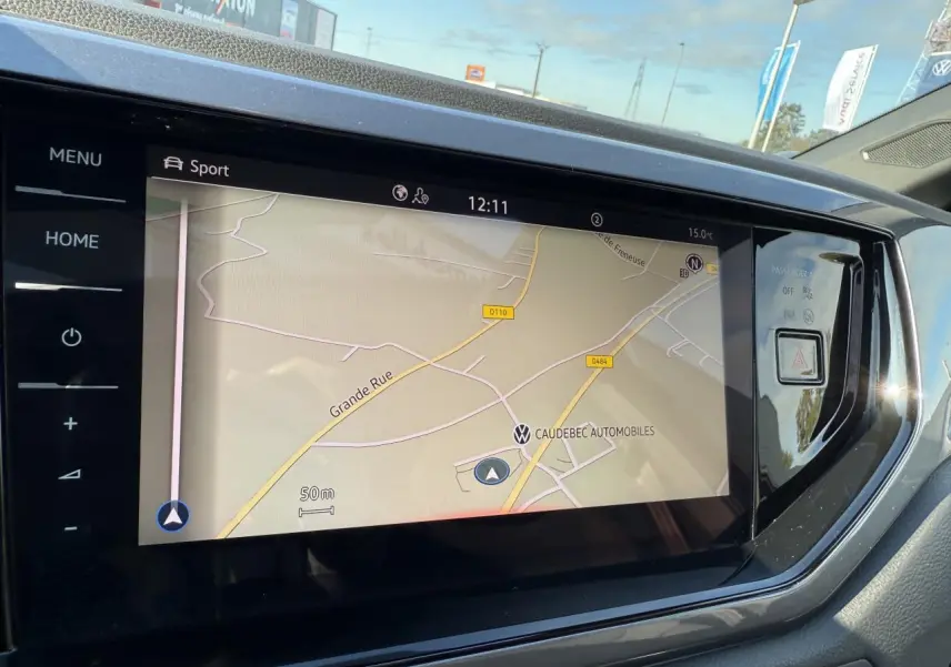 Écran tactile 8 pouces du système de navigation Discover Media Pro dans l’habitacle d’une Volkswagen Polo GTI noire.