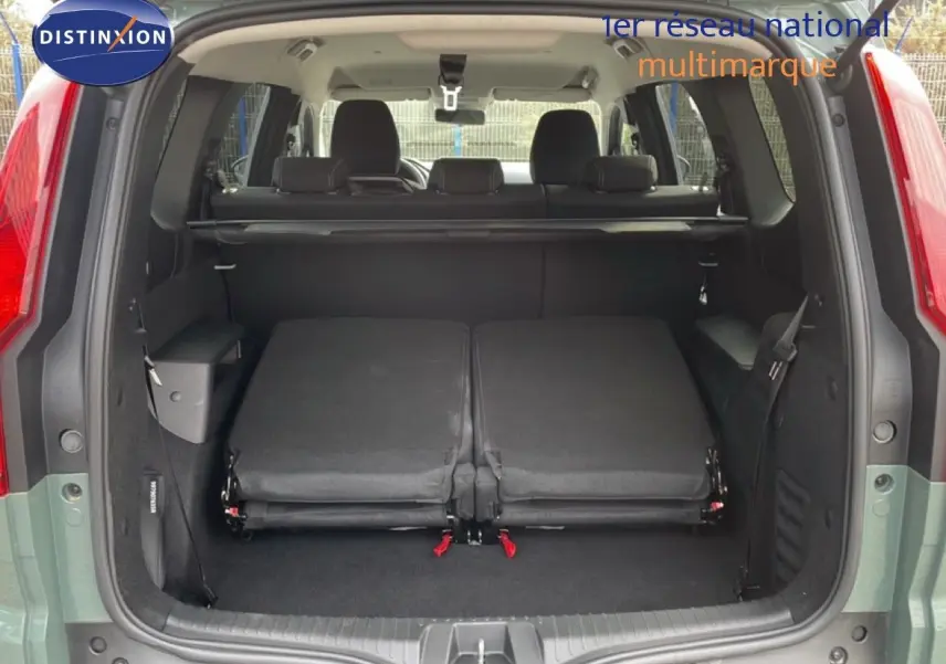 Vue arrière du coffre ouvert du Dacia Jogger kaki lichen 2025, sièges arrière rabattus et espace de chargement visible.