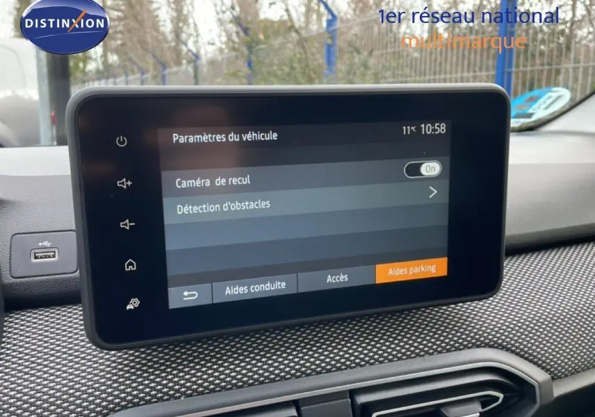 Écran tactile du tableau de bord du Dacia Jogger 2025 affichant les paramètres d’aide au stationnement.