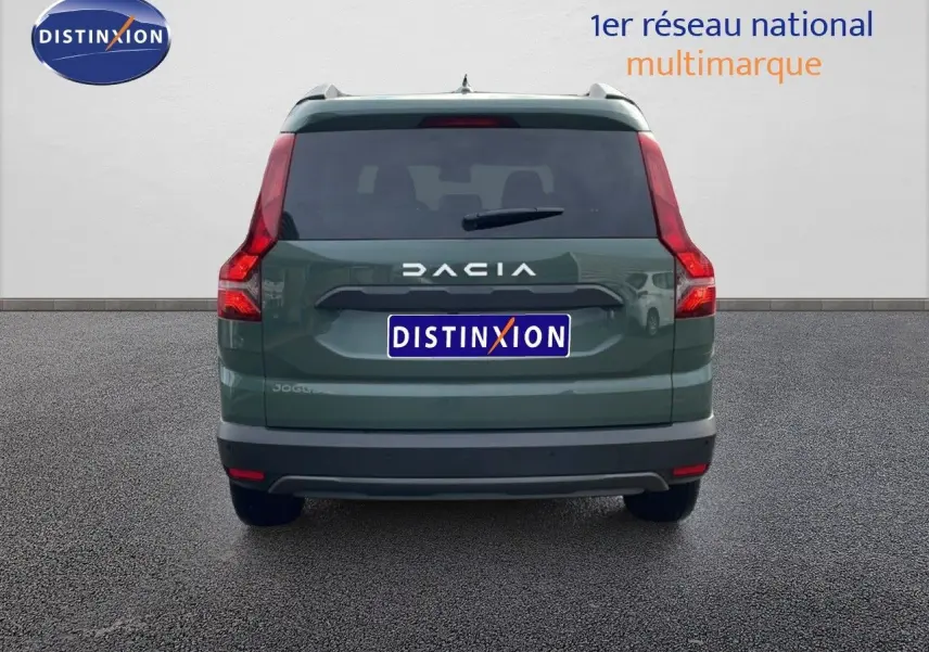Vue arrière du Dacia Jogger 2025 en kaki lichen, avec feux arrière verticaux et logo DACIA bien visible.