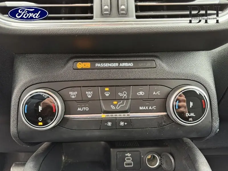 Détail de la console de climatisation bi-zone avec commandes tactiles et réglages température sur Ford Kuga gris Solar.