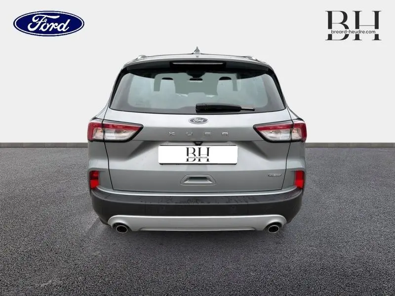 Vue arrière d'un Ford Kuga 2023 gris Solar métallisé avec double sortie d'échappement et feux arrière LED.