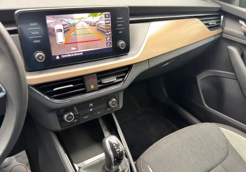 Combiné d'instruments numérique et analogique du Skoda Kamiq 1.5 TSI 2023, affichage vitesse et jauge essence.