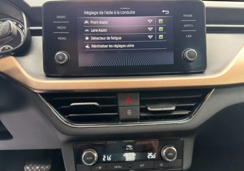 Vue intérieure du tableau de bord et console centrale du Skoda Kamiq 2023 avec écran tactile affichant la caméra de recul.