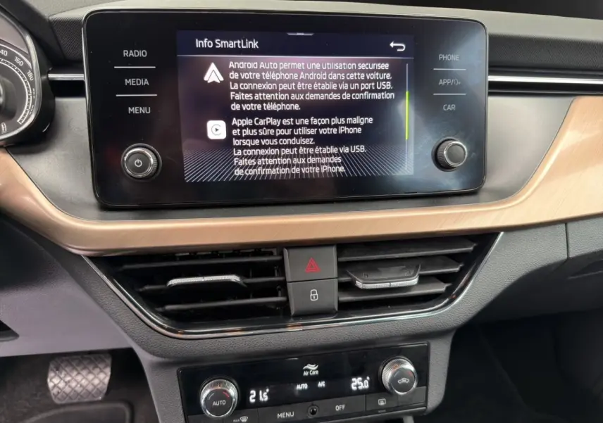 Écran tactile central affichant les aides à la conduite dans l’habitacle du Skoda Kamiq gris foncé.