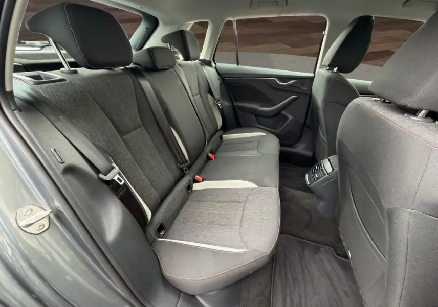 Vue intérieure côté droit des sièges arrière gris foncé et tissu bicolore du Skoda Kamiq 2023.