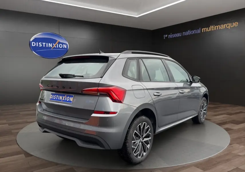 Vue arrière d’un Skoda Kamiq gris foncé 2023 avec feux LED et logo ŠKODA visible sur le hayon.